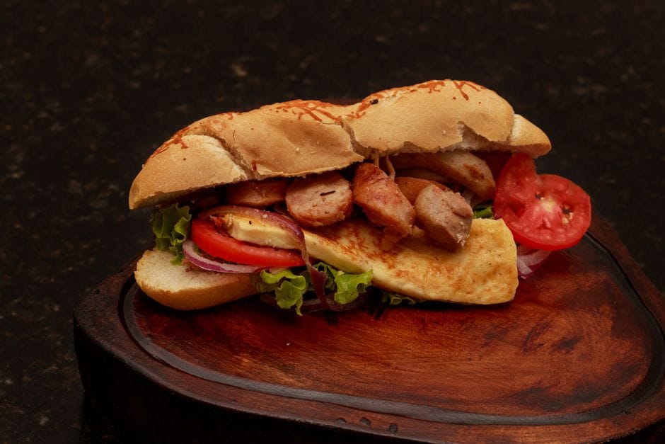 Biała kiełbasa pieczona w piekarniku na Wielkanoc