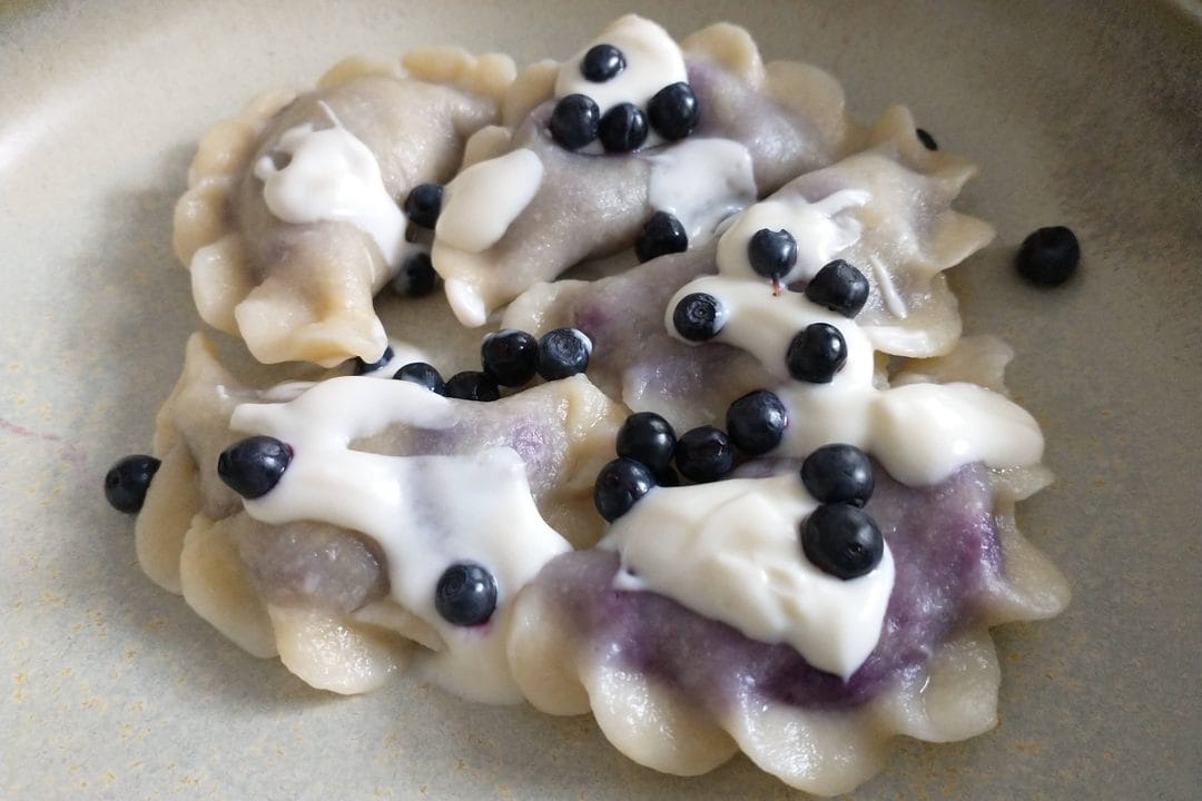 Pierogi z jagodami: jak zrobić je tak, żeby nie rozpadły się w garnku