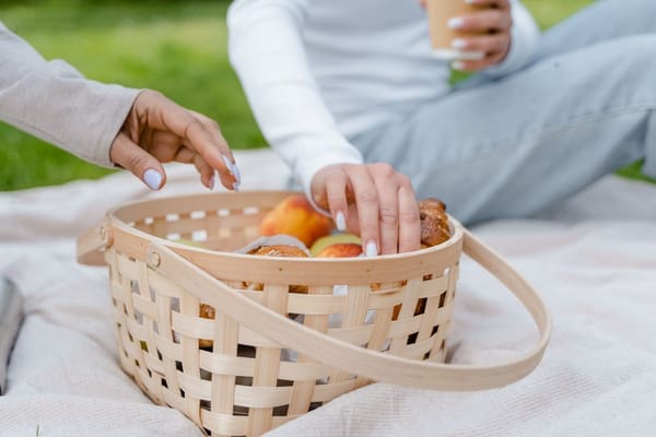 Majówka na trawie: przepisy na piknikowy kosz