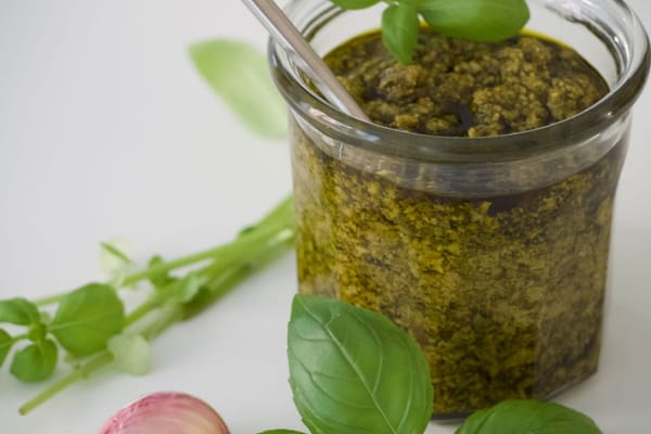 Bazylia w pełni sezonu: domowe pesto bez pinii i zapas na zimę