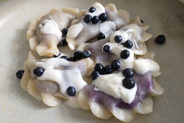 Pierogi z jagodami: jak zrobić je tak, żeby nie rozpadły się w garnku