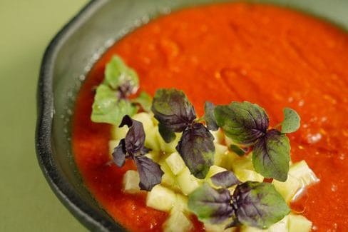 Chłodnik, gazpacho i inne zimne zupy: ratunek na lipcowe upały
